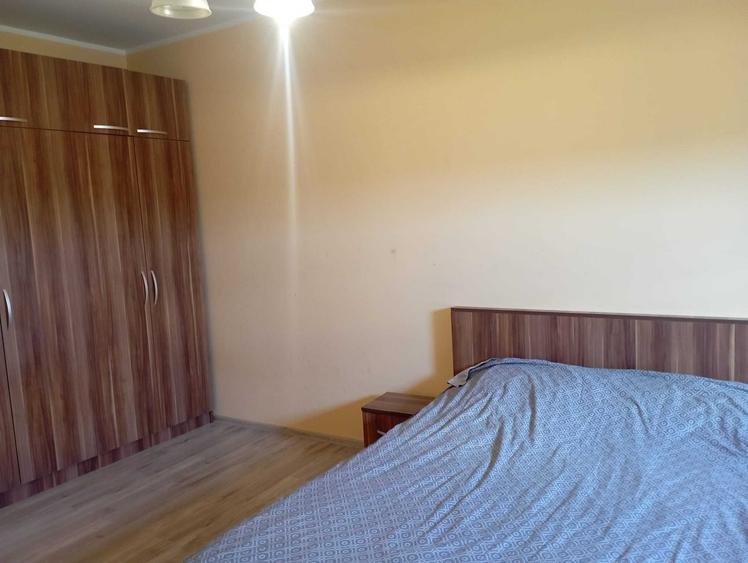 Apartament cu 3 camere decomandat în Zăvoi