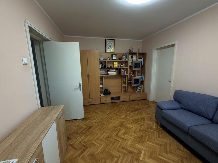 Apartament cu 3 camere decomandat în Exterior Vest