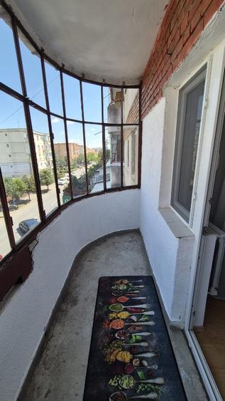 Apartament cu 3 camere decomandat în Între Lacuri