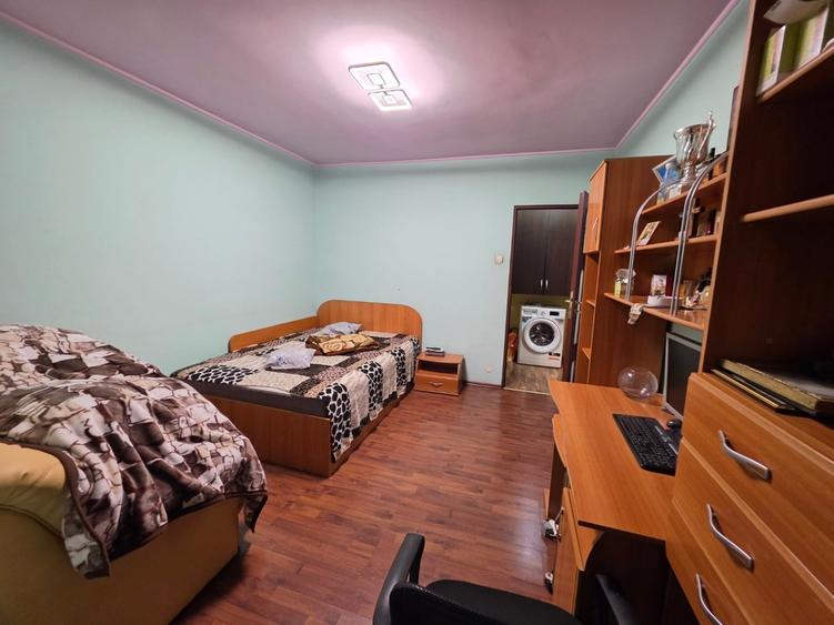 Apartament cu 3 camere semidecomandat, mobilat în Titan