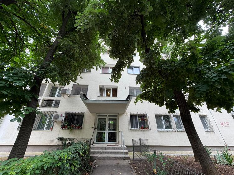 Apartament cu 3 camere semidecomandat în Titan