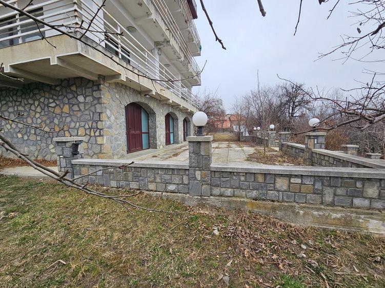 Casă cu 14 camere cu Canalizare în Central