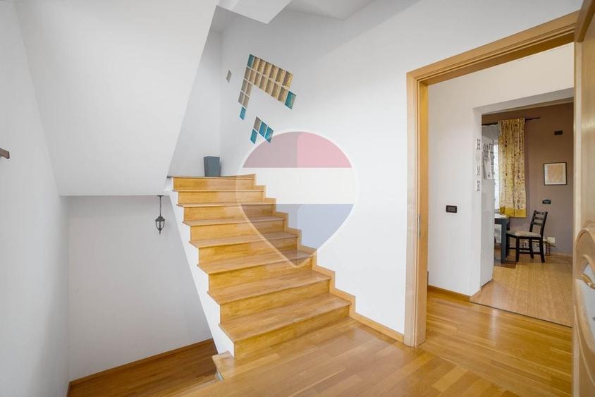 Casă individuală cu 8 camere cu Teren 179 Mp în Craiter