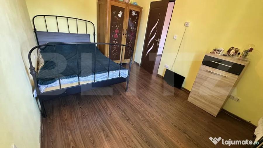 Apartament cu 3 camere semidecomandat în Cetate