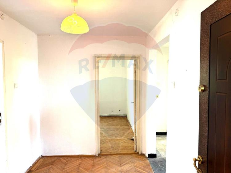 Apartament cu 3 camere decomandat în Cornișa