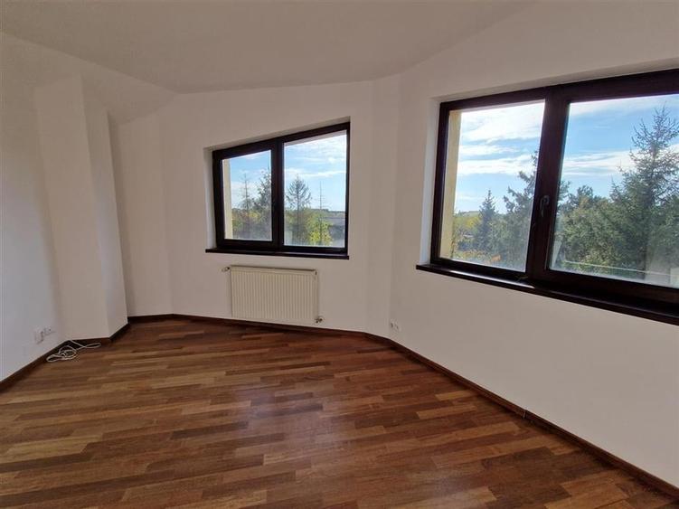 Casă individuală cu 8 camere cu Teren 2756 Mp în Sântandrei
