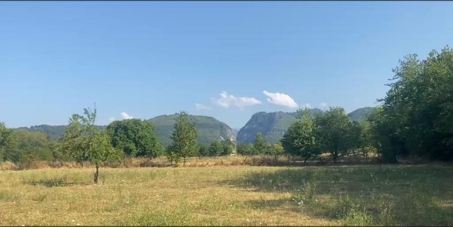Teren intravilan de 3547 mp, în Polovragi