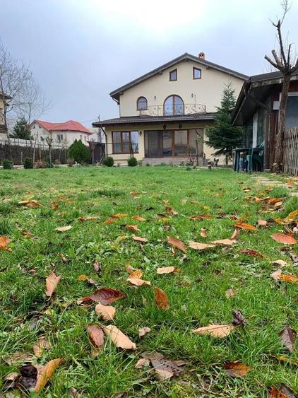 Casă cu 5 camere cu Teren 1000 Mp în Central