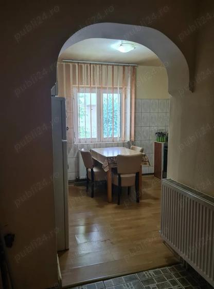Apartament cu 3 camere decomandat, mobilat în Brezoi
