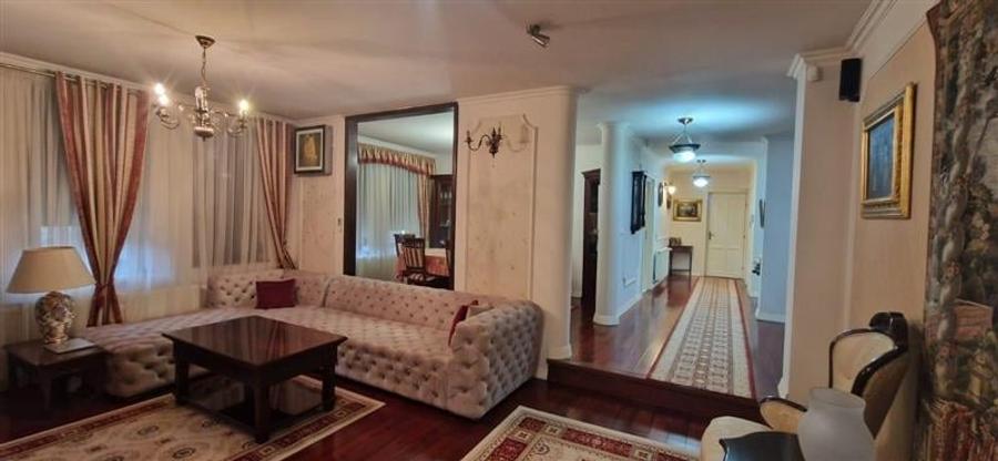 Casă individuală cu 6 camere cu Teren 1725 Mp în Exterior Sud