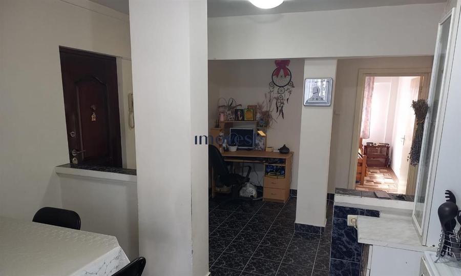 Apartament cu 3 camere decomandat în Carpați 2