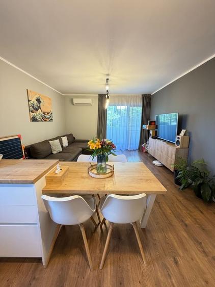 Apartament cu 3 camere semidecomandat, mobilat în Europa