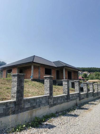 Casă cu Teren 1000 Mp în Jelna