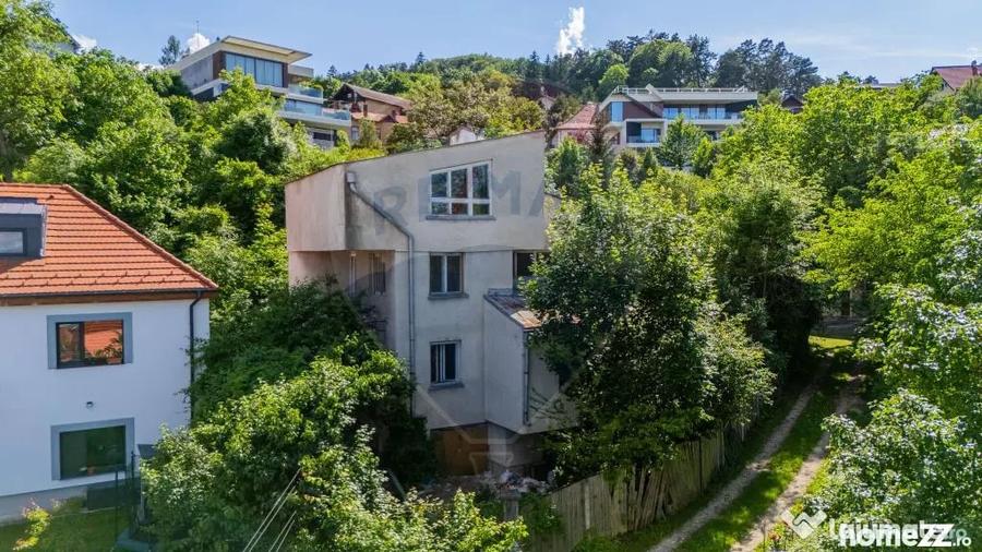 Casă cu 7 camere cu Teren 1056 Mp în Central