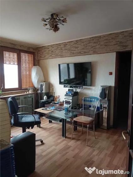 Apartament cu 3 camere semidecomandat, mobilat în Progresul