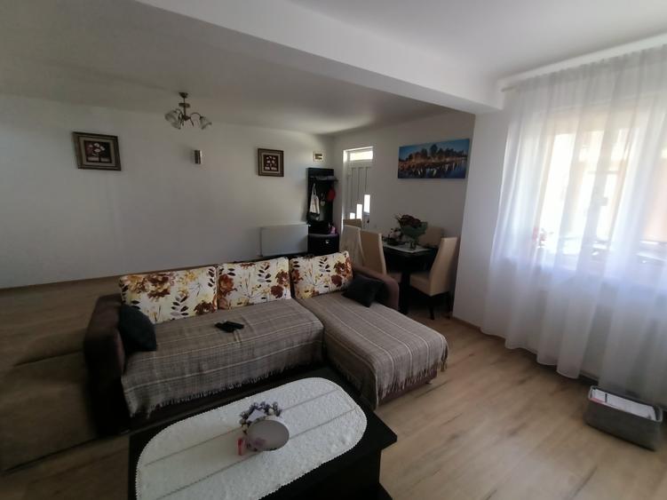 Duplex cu 4 camere cu Canalizare în Florești