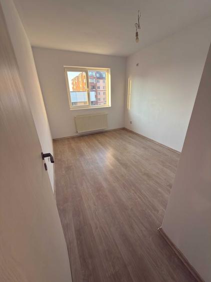 Apartament cu 2 camere semidecomandat în Roșu