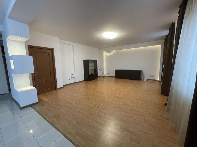 Apartament cu 3 camere semidecomandat, mobilat în Primăverii