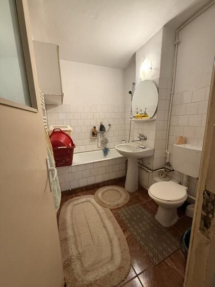 Apartament cu 4 camere decomandat în Craiovița Nouă