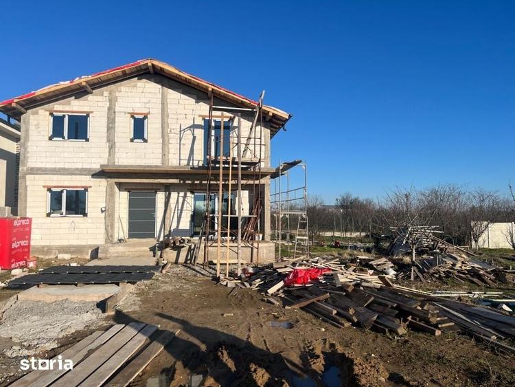 Casă cu 4 camere cu Teren 311 Mp în Cârcea