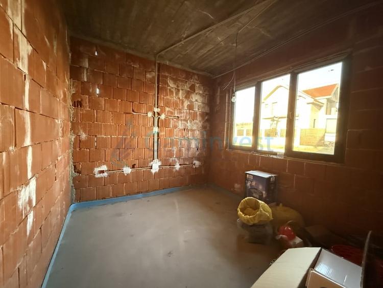 Casă individuală cu 6 camere cu Canalizare în Betfia