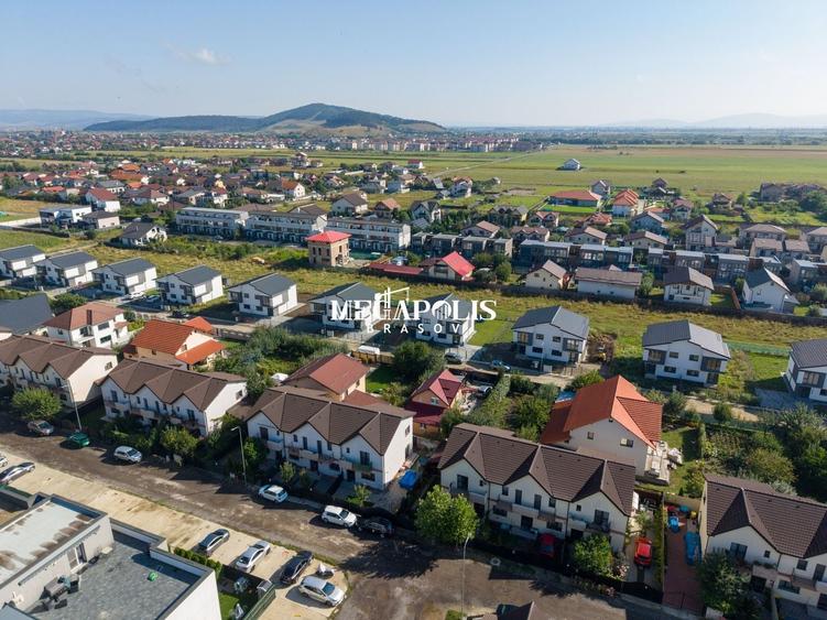 Duplex cu 4 camere cu Canalizare în Sânpetru