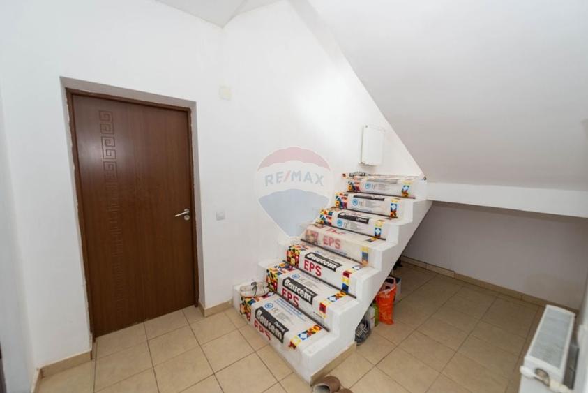 Casă individuală cu 9 camere cu Teren 400 Mp în Est