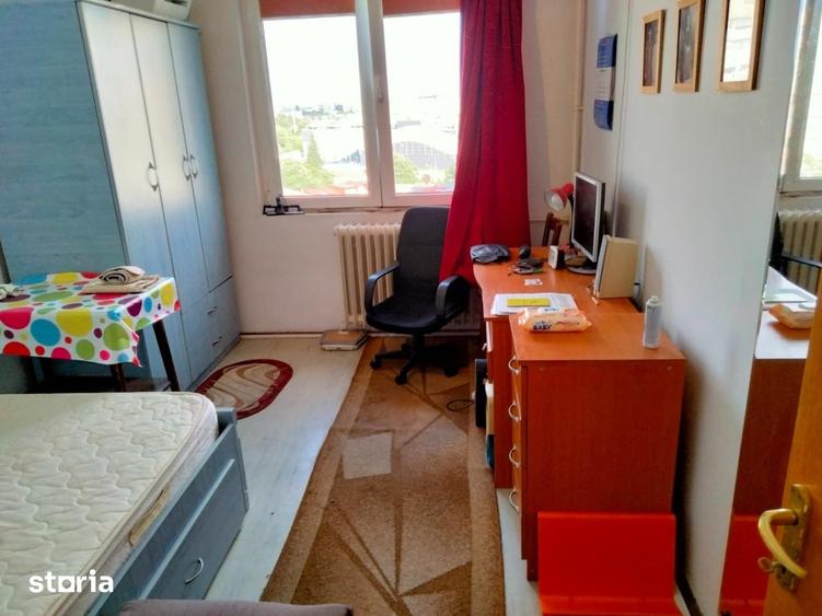 Apartament cu 3 camere semidecomandat în Tei