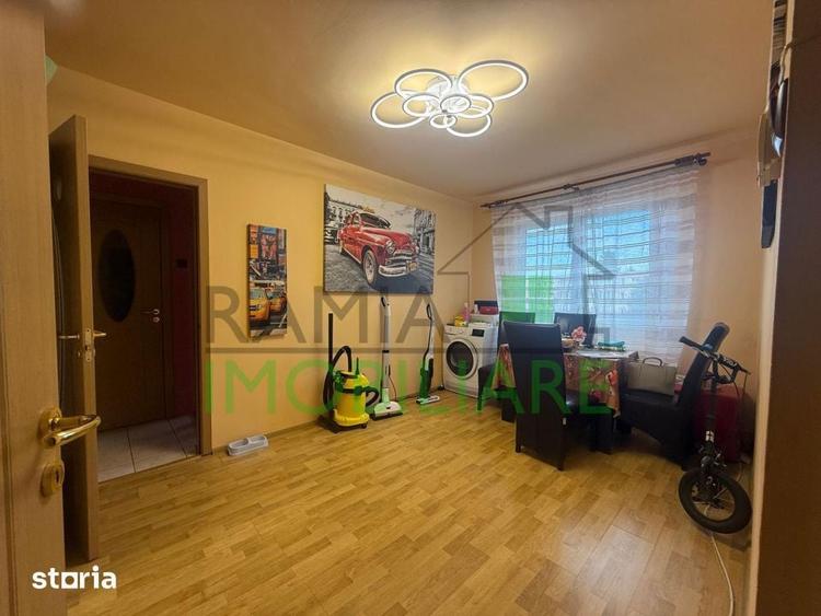 Apartament cu 3 camere semidecomandat, mobilat în Florilor