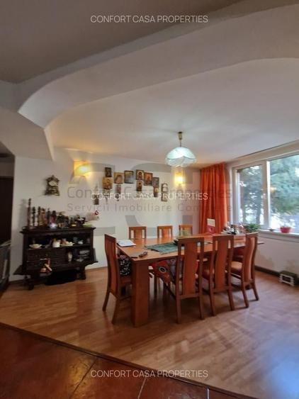 Casă cu 7 camere cu Teren 414 Mp în Splaiul Unirii