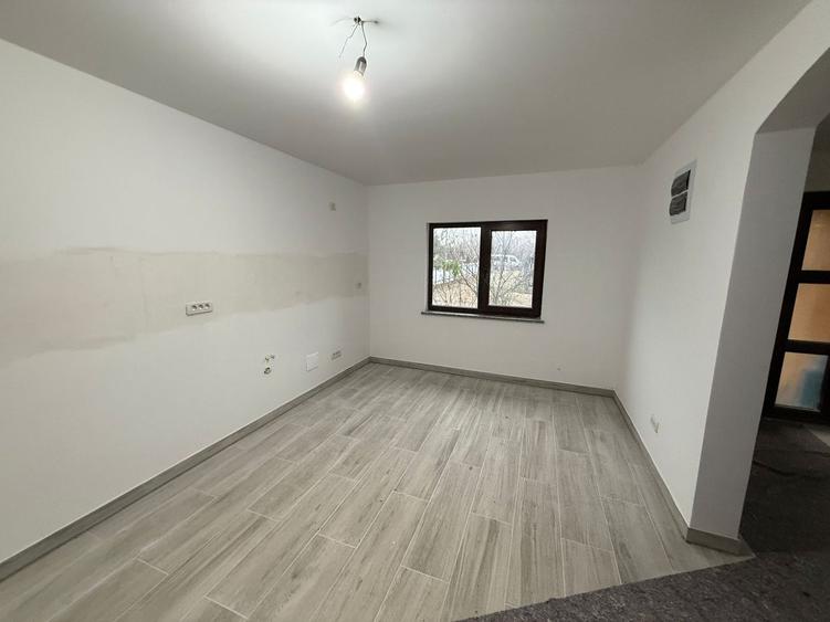 Casă individuală cu 4 camere cu Canalizare în Central