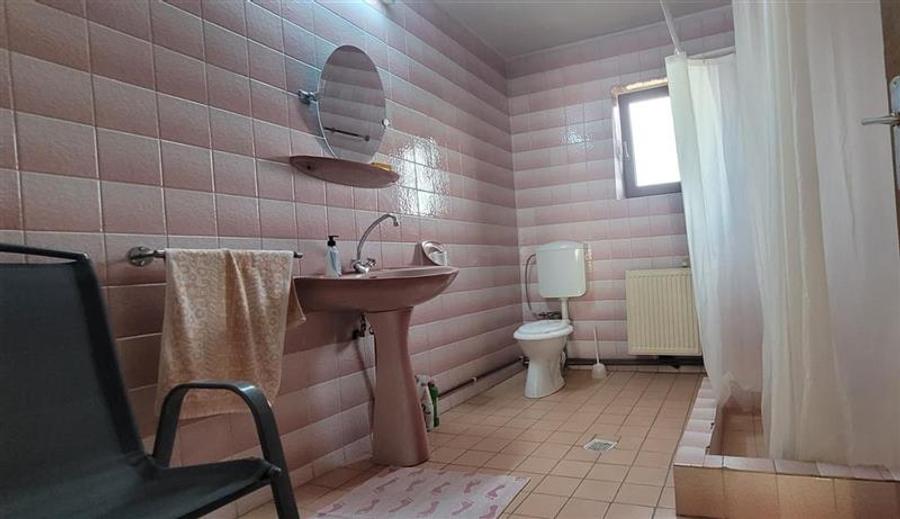 Casă individuală cu 5 camere cu Teren 705 Mp în Central