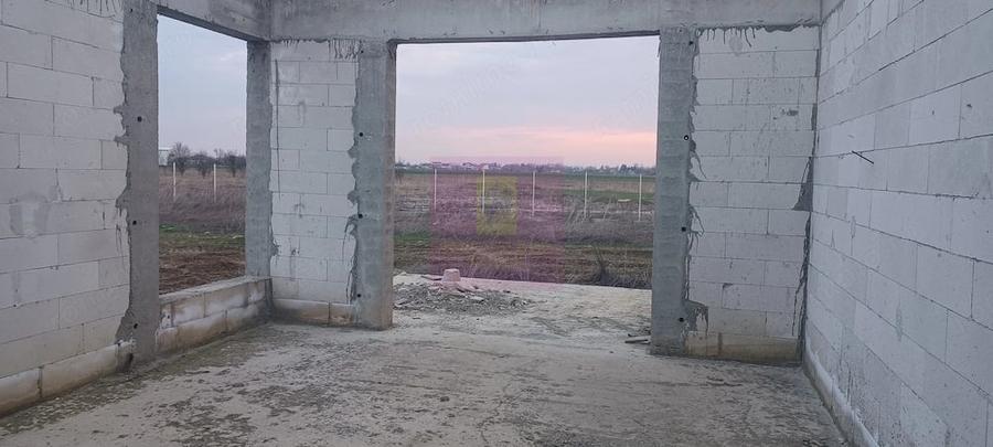 Casă cu Teren 607 Mp în Săbăreni