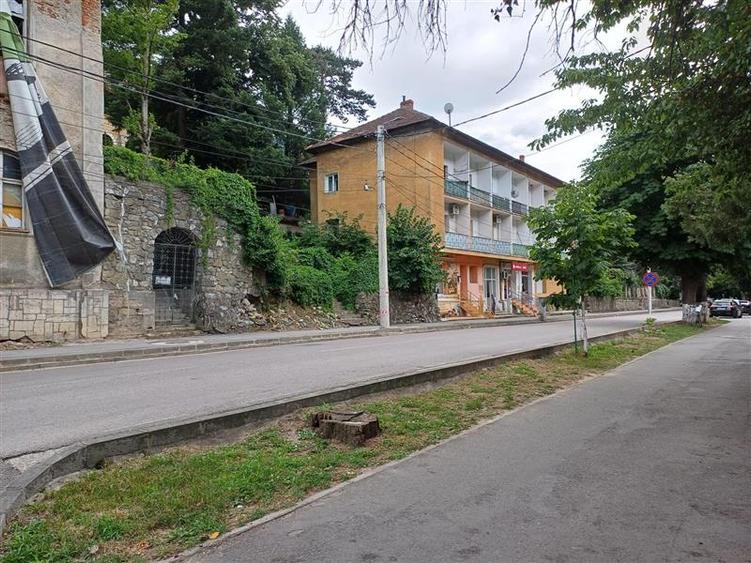Casă individuală cu 4 camere cu Teren 3204 Mp în Central