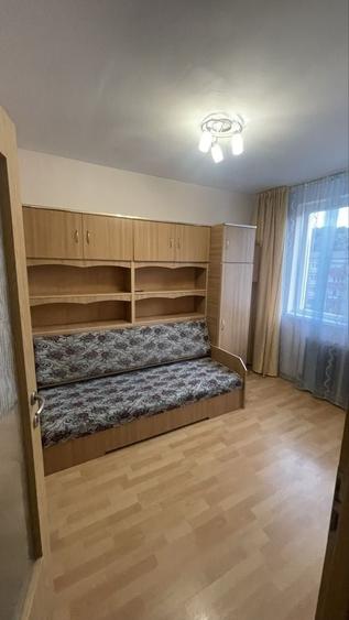 Apartament cu 3 camere decomandat în Exterior Vest