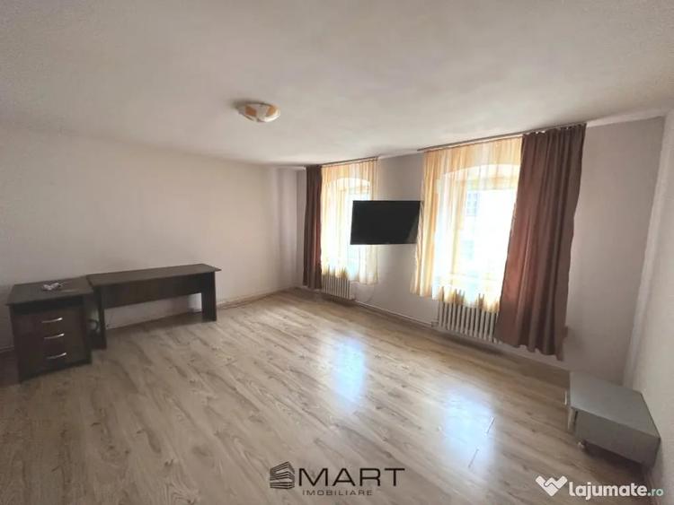 Casă cu 8 camere cu Teren 800 Mp în Central
