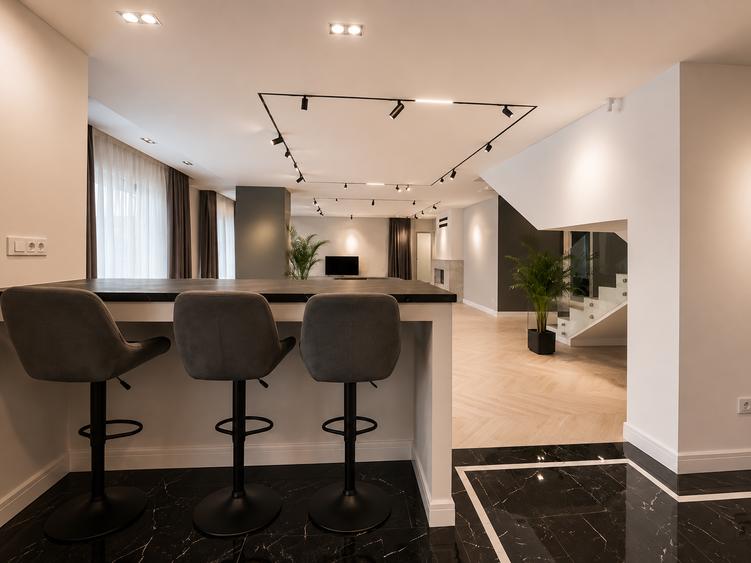 Duplex cu 7 camere cu Canalizare în Nord