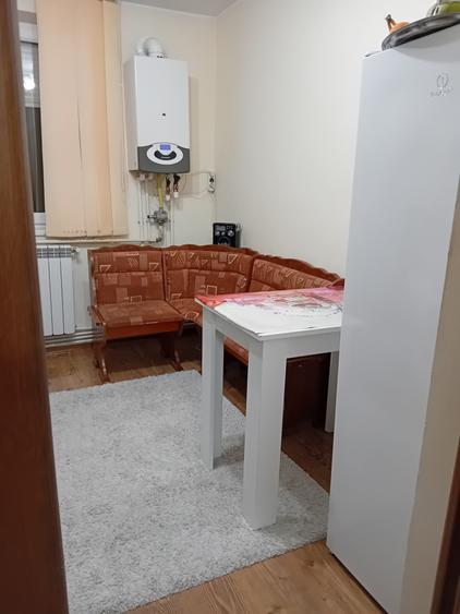 Apartament cu 3 camere semidecomandat în Micro 19