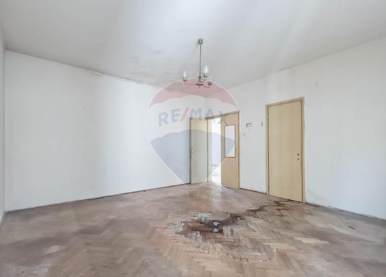 Apartament cu 3 camere semidecomandat în Magheru