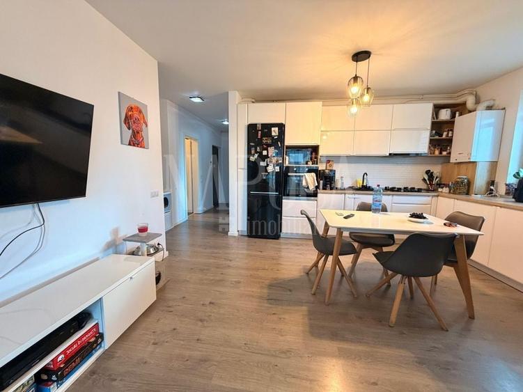 Apartament cu 3 camere semidecomandat, mobilat în Florești