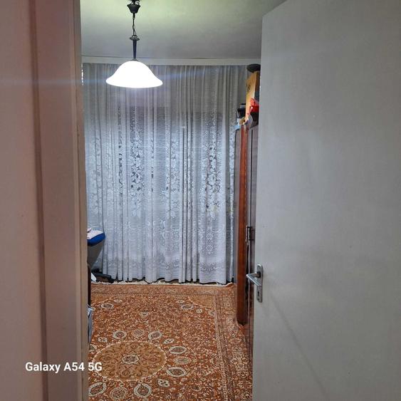 Apartament cu 3 camere semidecomandat în Aluniș