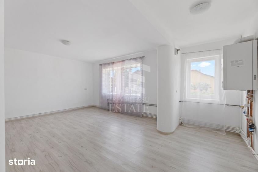 Casă cu 8 camere cu Teren 1446 Mp în Livada