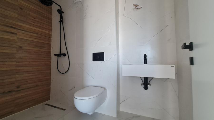 Apartament cu 3 camere decomandat în Titan