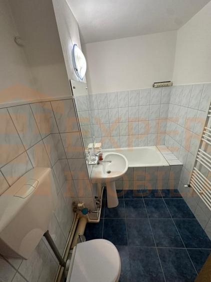 Apartament cu 3 camere semidecomandat, mobilat în Far