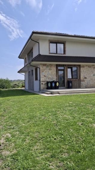 Casă individuală cu 4 camere cu Canalizare în Dezmir