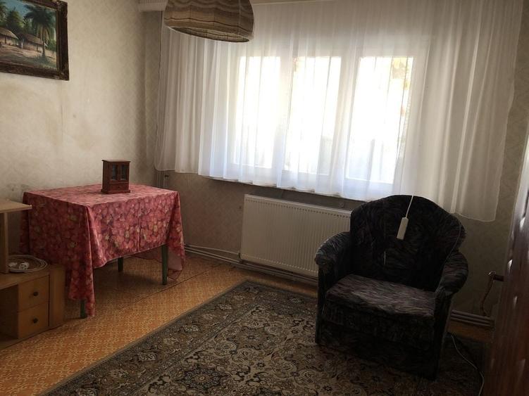 Apartament cu 3 camere decomandat în Costești