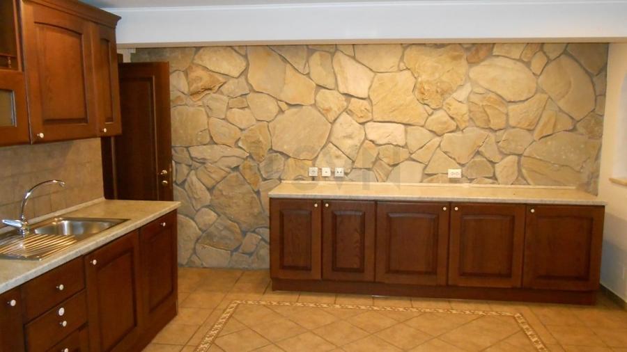 Apartament cu 5 camere decomandat în Capitale