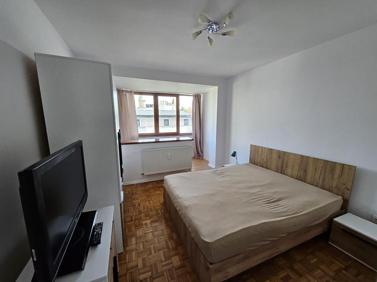 Apartament cu 3 camere semidecomandat, mobilat în Ultracentral