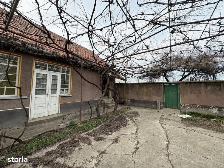 Casă cu 4 camere în Sântion