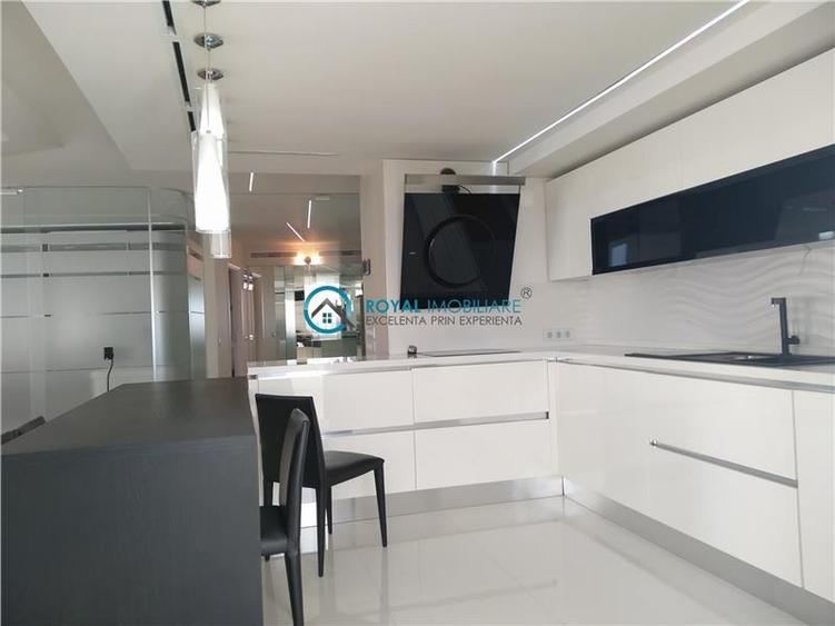 Apartament cu 3 camere decomandat, mobilat în Central
